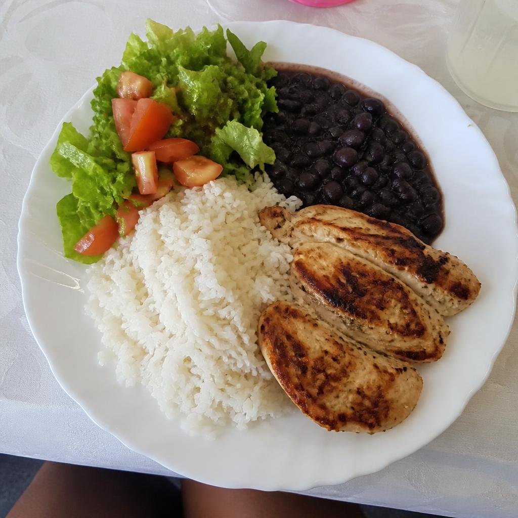 Foto de um prato com arroz, frango grelhado, feijão e salada